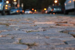 Chodniki z betonu, które usuwają zanieczyszczenia z powietrza