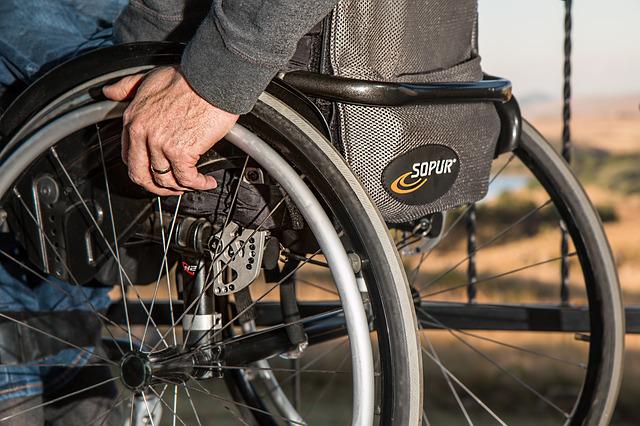 Wózek inwalidzki – rodzaje, cena, wskazówki wyboru