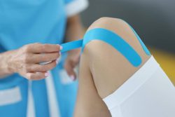 Kinesiotaping w fizjoterapii – na czym polega plastrowanie dynamiczne?