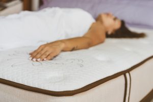 Sen jako medycyna: Jak specjalistyczne materace mogą wspomagać leczenie różnych schorzeń?