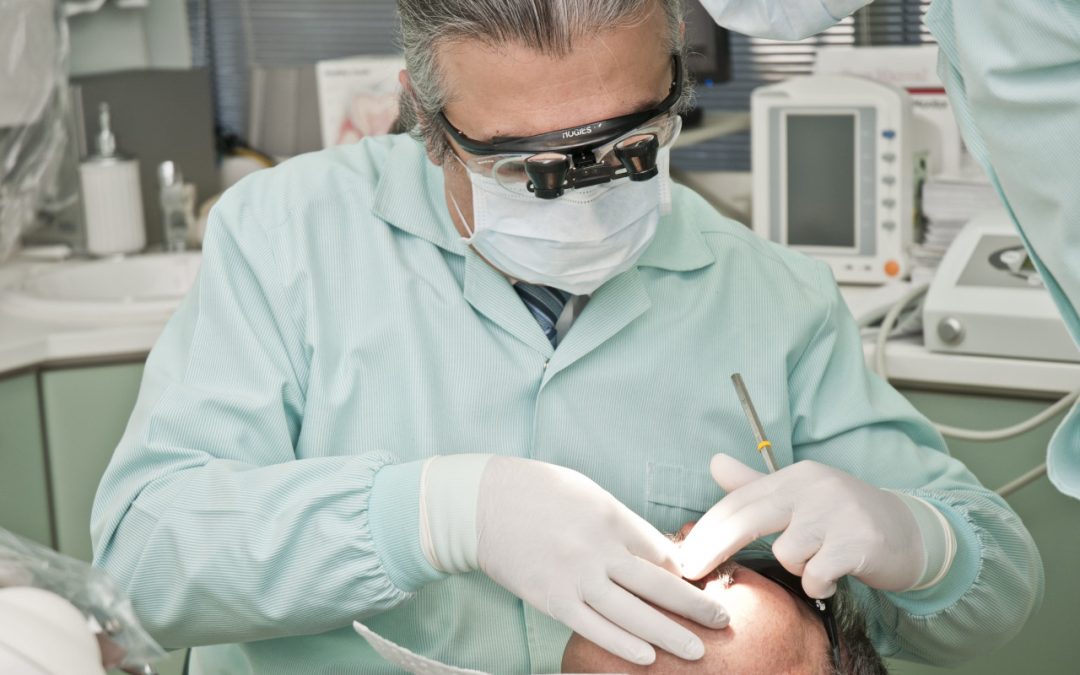 Dentysta dla osoby starszej – jak go wybrać?