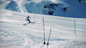 Slalom przez paletę barw: Ewolucja kolorystyki i wzornictwa w świecie damskich nart