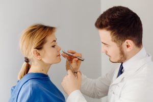 Jak usunąć polipy w nosie? Poradnik laryngologa
