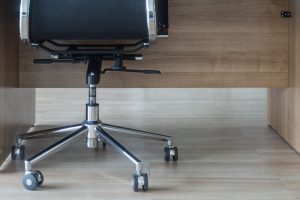 Komfort i mobilność w biurze: dlaczego warto zainwestować w fotel na kółkach