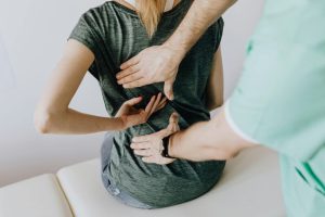 Rehabilitacja pleców – metody, cele i jak poprawić jakość życia