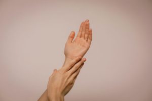 Jak odbudować barierę hydrolipidową? Przewodnik po pielęgnacji
