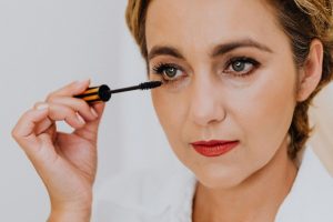 Tusze do rzęs dla alergików – jak wybrać bezpieczny makijaż?