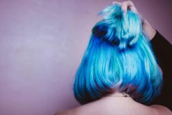 Jakie kolory włosów odmładzają 50-latki? Odkryj trendy i odcienie