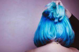 Jakie kolory włosów odmładzają 50-latki? Odkryj trendy i odcienie