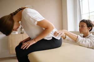 Rehabilitacja kręgosłupa – znaczenie, metody i efektywność