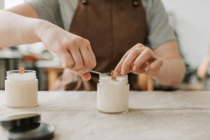 Jak zrobić świecę zapachową: wskazówki i porady krok po kroku