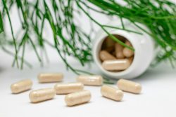 Naturalne suplementy diety – co warto wiedzieć przed wyborem?