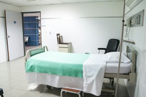 Nowoczesne wyposażenie sal szpitalnych: co oferuje INMED?